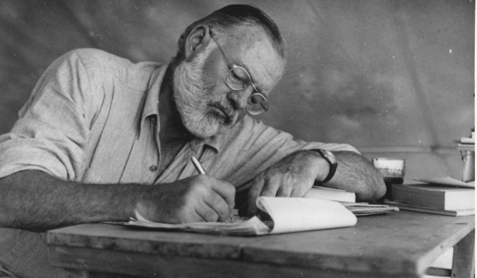 Ernest Hemingway bei Schreiben